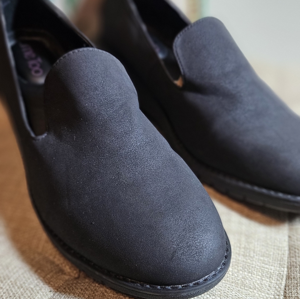 Black Me Too Women's Loafer - Picture 3 of 4